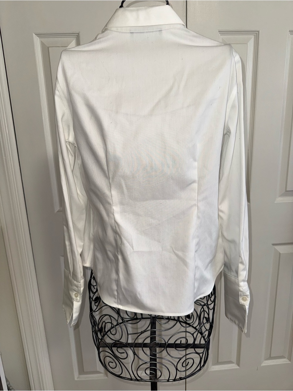Jones New York White Button-Front Petite Blouse. V- neck. Fitted silhouette. 4P - Picture 6 of 6